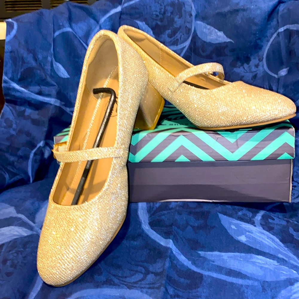 Women’s size 9 formal shoe!  NWT!  Still in the box!  Too big!